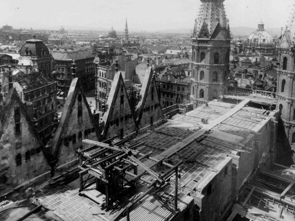 Schwarzweiß Aufnahme des Stephansdomes ohne Dach